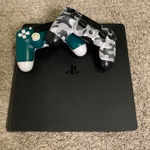 PS4 SLIM 1TB + 2 WIRELESS CONTROLLERS + HDMI CABLE